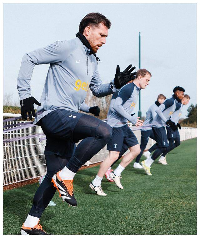 开云体育登录-豪强争霸赛场，实力强弱悬殊引人瞩目