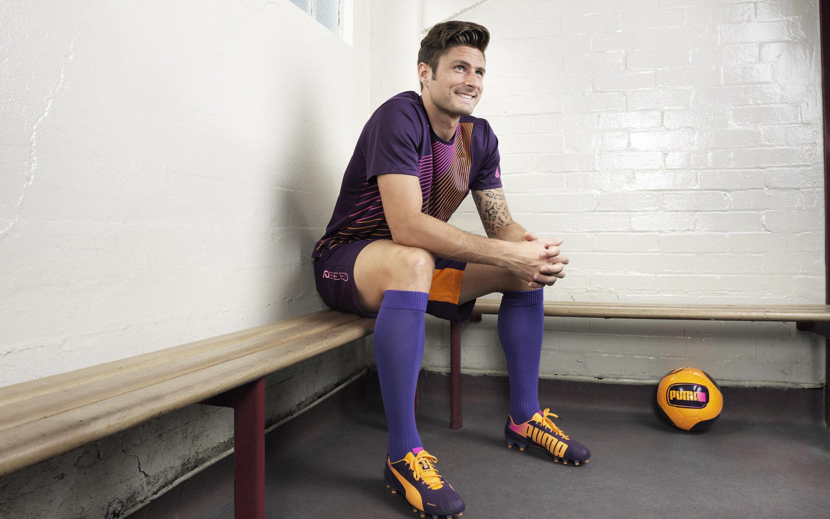 开云体育app-悬停于众声之上的寂静，李刚仁在欧冠之夜的三分钟